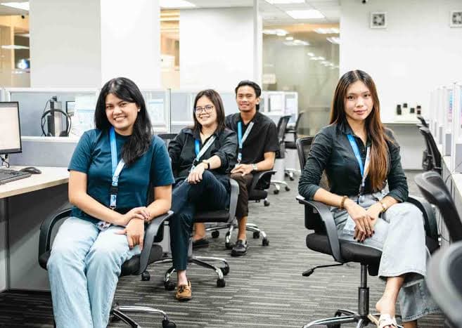 Virtual assistant team in an office